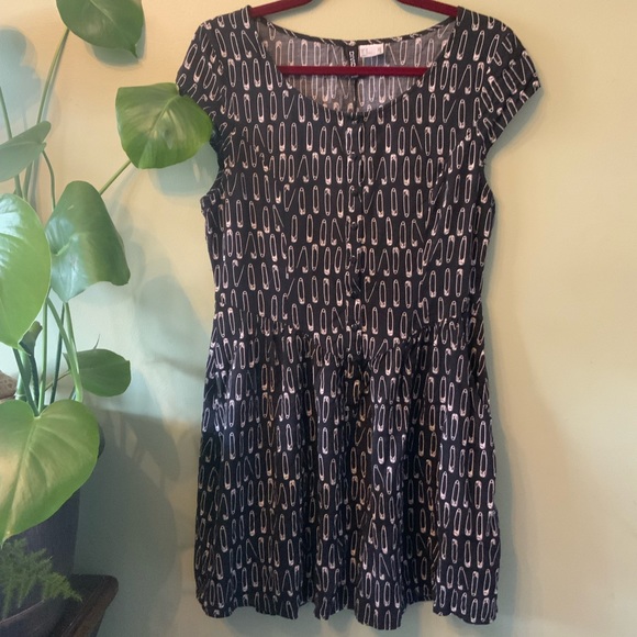 Safety Pin Button Down Dress - Picture 5 of 8